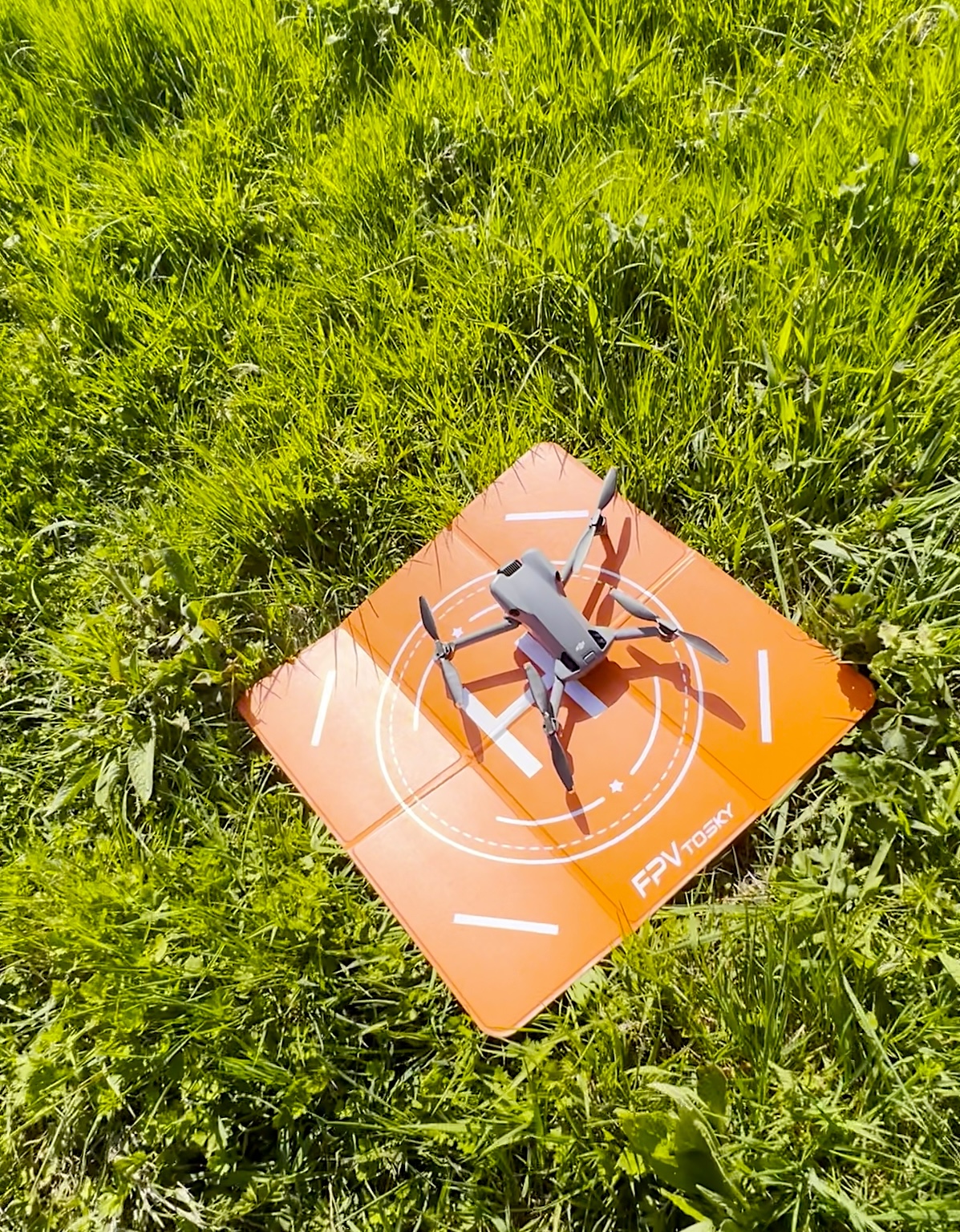 drone dji mini 5 pro sur piste de décollage